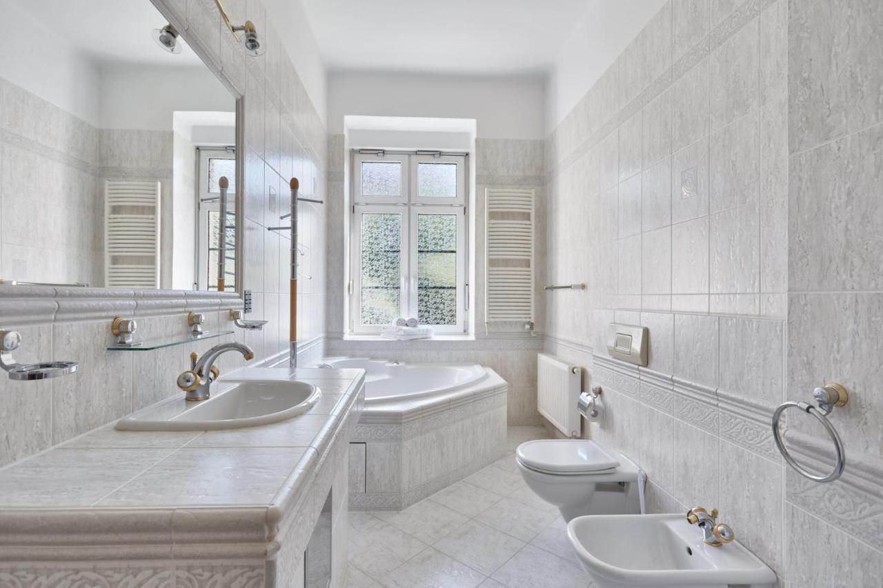 Villa Deluxe Apartments Κάρλοβι Βάρι Εξωτερικό φωτογραφία
